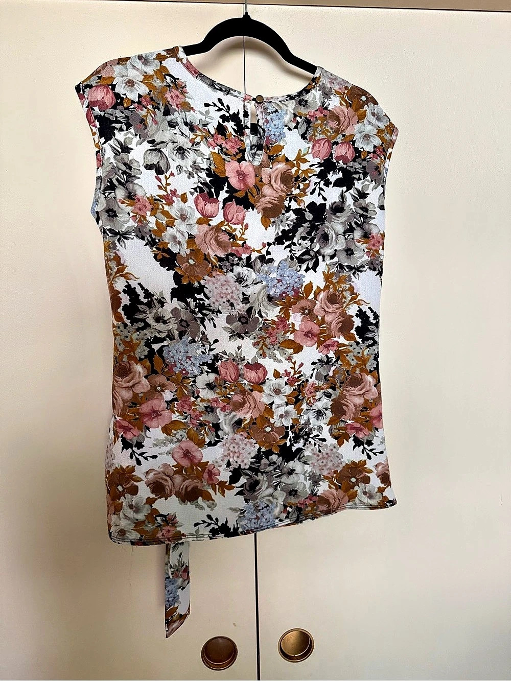 Thyme & Honey Floral Tie Waist Blouse in White & Pink Size Medium